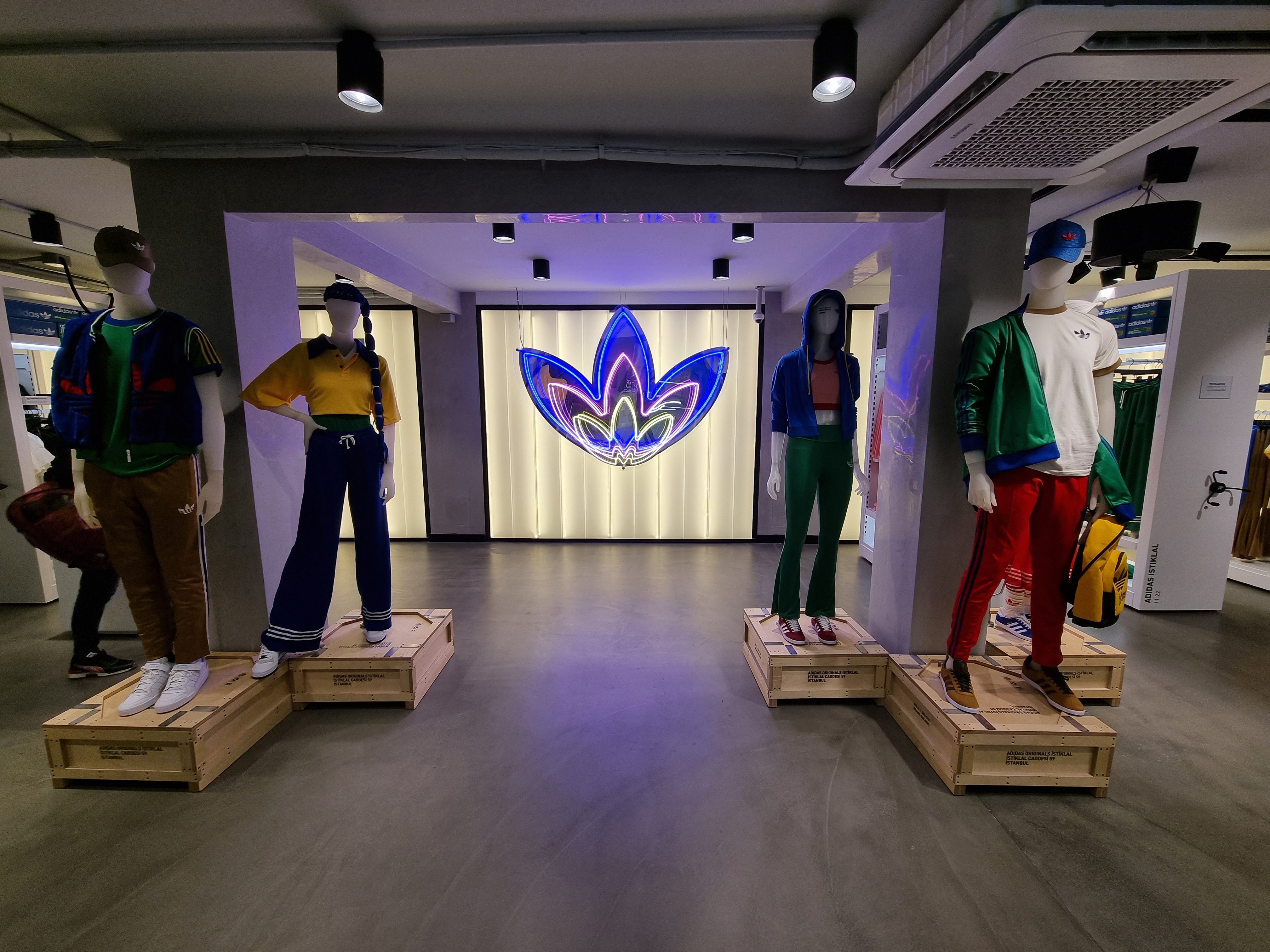 ADIDAS — Vitrin & Mağaza İçi uygulaması,